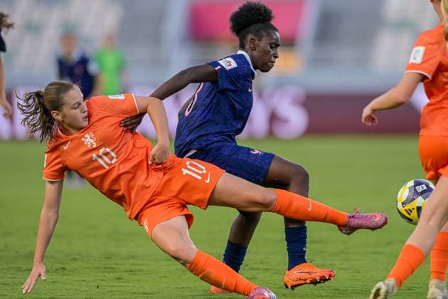 France v Netherlands: Group A - FIFA U-17 Women s World Cup Morocco 2025 10 Gelevert A. (Midfielder) of Netherlands U-17 is in action during the FIFA U-17 Women s World Cup Morocco 2025 quarter-final match between France and Netherlands in Rabat, Morocco, on November 1, 2025, at the Olympic Stadium. Rabat Morocco  Copyright: xAndreaxxAmatox originalFilename:amato-notitle251102_np0uL.jpg