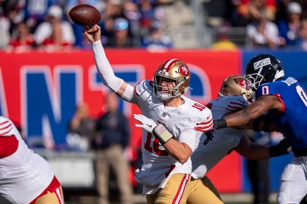 San Francisco 49ers quarterback Mac Jones (10) throws the ball during an NFL, American Football Herren, USA football game against the New York Giants, Sunday, Nov. 2, 2025, in East Rutherford, NJ. ( Cal Media) East Rutherford United States of America - ZUMAc04_ 20251102_zma_c04_017 Copyright: xChristopherxSzagolax