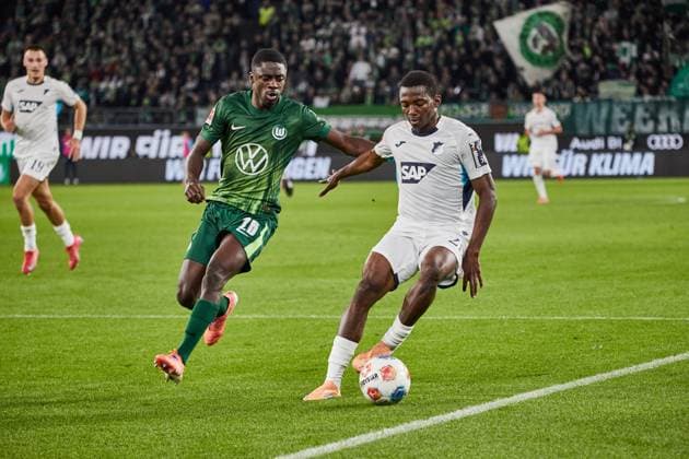 Sael Kumbedi (VfL Wolfsburg 26) Bazoumana Toure (TSG 1899 Hoffenheim 29) VfL Wolfsburg vs. TSG 1899 Hoffenheim, Fussball, 1 Bundesliga, 9. Spieltag, Saison 2025 2026, 02.11.2025 VfL Wolfsburg vs. TSG 1899 Hoffenheim, Fussball, 1 Bundesliga, 9. Spieltag, Saison 2025 2026, 02.11.2025 Wolfsburg Copyright: xEibner-Pressefoto Jan-FredericxHx EP_JHG