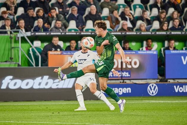 Vladimir Coufal (TSG 1899 Hoffenheim 34) Aaron Zehnter (VfL Wolfsburg 25) VfL Wolfsburg vs. TSG 1899 Hoffenheim, Fussball, 1 Bundesliga, 9. Spieltag, Saison 2025 2026, 02.11.2025 VfL Wolfsburg vs. TSG 1899 Hoffenheim, Fussball, 1 Bundesliga, 9. Spieltag, Saison 2025 2026, 02.11.2025 Wolfsburg Copyright: xEibner-Pressefoto Jan-FredericxHx EP_JHG