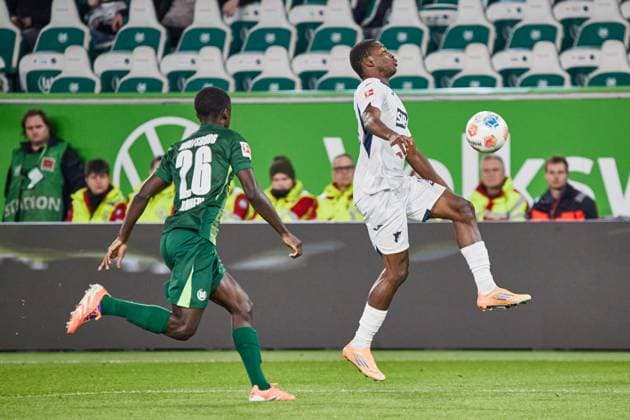 Sael Kumbedi (VfL Wolfsburg 26) Bazoumana Toure (TSG 1899 Hoffenheim 29) VfL Wolfsburg vs. TSG 1899 Hoffenheim, Fussball, 1 Bundesliga, 9. Spieltag, Saison 2025 2026, 02.11.2025 VfL Wolfsburg vs. TSG 1899 Hoffenheim, Fussball, 1 Bundesliga, 9. Spieltag, Saison 2025 2026, 02.11.2025 Wolfsburg Copyright: xEibner-Pressefoto Jan-FredericxHx EP_JHG