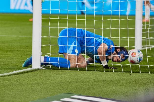 Kamil Grabara (VfL Wolfsburg 1) konnte den Ball nicht halten VfL Wolfsburg vs. TSG 1899 Hoffenheim, Fussball, 1 Bundesliga, 9. Spieltag, Saison 2025 2026, 02.11.2025 VfL Wolfsburg vs. TSG 1899 Hoffenheim, Fussball, 1 Bundesliga, 9. Spieltag, Saison 2025 2026, 02.11.2025 Wolfsburg Copyright: xEibner-Pressefoto Jan-FredericxHx EP_JHG