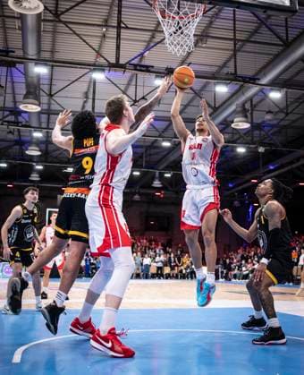Barmer 2. Basketball Bundesliga ProA: RheinStars Koeln vs. Kirchheim, 02.11.25 +511+, Tylan James Pope (Bozic Estriche Knights Kirchheim, 9, PF), Björn Rohwer (RheinStars Köln, 15, C); Köln, 02.11.25 - Barmer 2. Basketball Bundesliga ProA: RheinStars Koeln vs. Kirchheim in der Motor World in Köln. Copyright: xBEAUTIFULxSPORTS AxelxKohringx