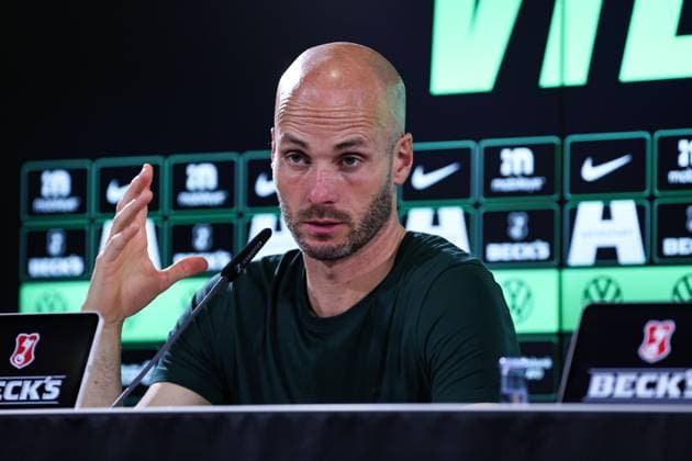 Trainer Paul Simonis (VfL Wolfsburg) - 1. Fussball Bundesliga Saison 2025-2026 Pressekonferenz VfL Wolfsburg vs. TSG Hoffenheim in der Volkswagen Arena in Wolfsburg - Fussball,Deutschland,Mann,Männer,02.11.2025