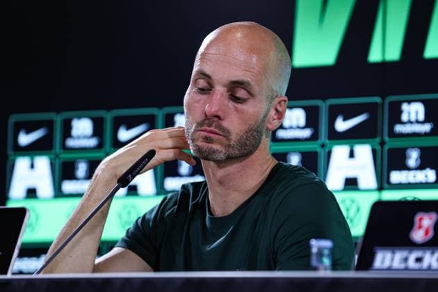 Trainer Paul Simonis (VfL Wolfsburg) - 1. Fussball Bundesliga Saison 2025-2026 Pressekonferenz VfL Wolfsburg vs. TSG Hoffenheim in der Volkswagen Arena in Wolfsburg - Fussball,Deutschland,Mann,Männer,02.11.2025
