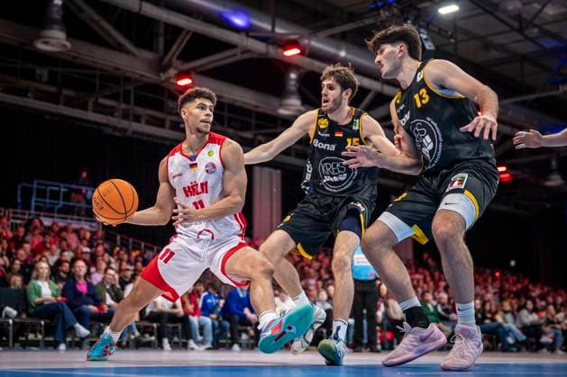 Barmer 2. Basketball Bundesliga ProA: RheinStars Koeln vs. Kirchheim, 02.11.25 Timothy Nohemian Davis (RheinStars Köln, 911 SG), Nil Failenschmid Clavera (Bozic Estriche Knights Kirchheim, 15, SF), Nicholas Gerard Spinoso (Bozic Estriche Knights Kirchheim, 13,C); Köln, 02.11.25 - Barmer 2. Basketball Bundesliga ProA: RheinStars Koeln vs. Kirchheim in der Motor World in Köln. Copyright: xBEAUTIFULxSPORTS AxelxKohringx