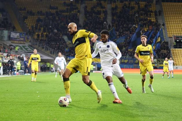 02.11.2025, xrekx, Fussball 3.Liga, Alemannia Aachen - 1.FC Saarbrücken v.l. Lamar Yarbrough (TSV Alemannia Aachen) Rodney Elongo-Yombo (1.FC Saarbruecken) (DFL DFB REGULATIONS PROHIBIT ANY USE OF PHOTOGRAPHS as IMAGE SEQUENCES and or QUASI-VIDEO) Aachen