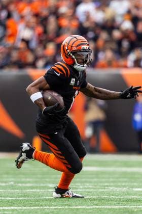 November 02, 2025: Cincinnati Bengals wide receiver Ja Marr Chase (1) runs with the bal during NFL, American Football Herren, USA game action against the Chicago Bears at Paycor Stadium in Cincinnati, Ohio. CSM Cincinnati United States of America - ZUMAc04_ 20251102_zma_c04_018 Copyright: xJohnxMersitsx