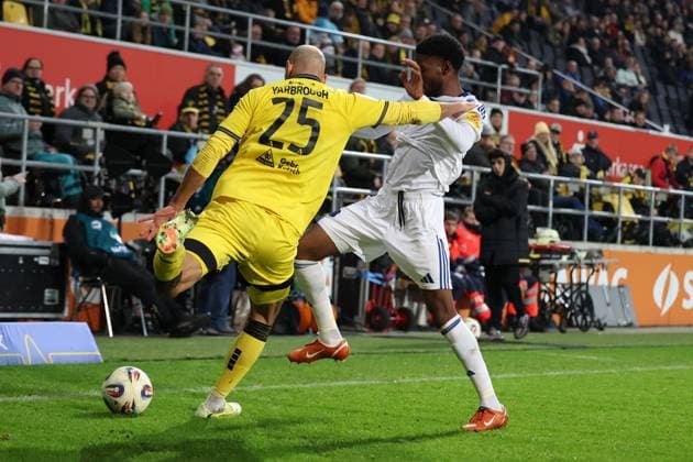 02.11.2025, xrekx, Fussball 3.Liga, Alemannia Aachen - 1.FC Saarbrücken v.l. Lamar Yarbrough (TSV Alemannia Aachen) Rodney Elongo-Yombo (1.FC Saarbruecken) Zweikampf, Aktion, action, battle for the ball (DFL DFB REGULATIONS PROHIBIT ANY USE OF PHOTOGRAPHS as IMAGE SEQUENCES and or QUASI-VIDEO) Aachen