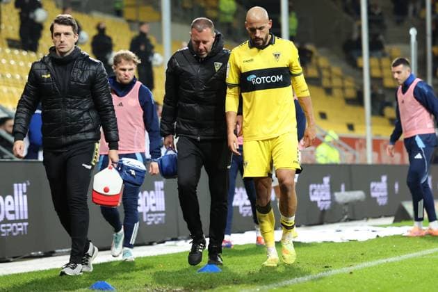02.11.2025, xrekx, Fussball 3.Liga, Alemannia Aachen - 1.FC Saarbrücken v.l. Lamar Yarbrough (TSV Alemannia Aachen) verletzt, Verletzung, Schmerz, Schmerzen, injured, injury, pain, pains Auswechseln (DFL DFB REGULATIONS PROHIBIT ANY USE OF PHOTOGRAPHS as IMAGE SEQUENCES and or QUASI-VIDEO) Aachen