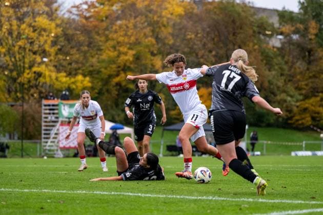 Rosa Rueckert (VfB Stuttgart, 11) trifft das Tor zum 6:2 im Zweikampf mit Jule Laufer (VfR Warbeyen, 17), Rahel Lang (VfR Warbeyen, 13), GER, VfB Stuttgart vs VfR SW Warbeyen, Fussball, Frauen, 2. Bundesliga, 9. Spieltag, Saison 2025 2026, 02.11.2025 GER, VfB Stuttgart vs VfR SW Warbeyen, Fussball, Frauen, 2. Bundesliga, 9. Spieltag, Saison 2025 2026, 02.11.2025 Bad Cannstatt Copyright: xEibner-Pressefoto Memmlerx EP_MMR