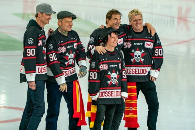 02.11.2025, xkkux, Eishockey, DEL2, Düsseldorfer EG - Starbulls Rosenheim, PSD Bank Dome Düsseldorf: Die Toten Hosen zu Gast beim Eishockey Nordrhein-Westfahlen Deutschland *** 02 11 2025, xkkux, ice hockey, DEL2, Düsseldorfer EG Starbulls Rosenheim, PSD Bank Dome Düsseldorf Die Toten Hosen as guest of ice hockey North Rhine-Westphalia Germany