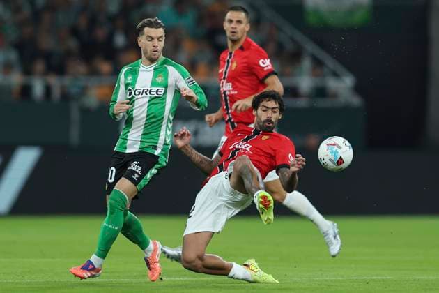 ESP: Real Betis - RCD Mallorca. La Liga EA Sports. Date 11 Giovani Lo Celso of Real Betis and Samu Costa of RCD Mallorca during the La Liga EA Sports match between Real Betis and RCD Mallorca played at La Cartuja Stadium on November 02, 2025 in Sevilla, Spain. kpng Copyright: xAntonioxPozox xPRESSINx AP_251102_BET_MAL_002
