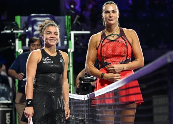 WTA, Tennis Damen Finals 2025 in Riyadh - Day Two RIYADH, SAUDI ARABIA - NOVEMBER 2: Aryna Sabalenka and Jasmine Paolini of Italy, pose for a photo ahead of their group-stage match against on Day 2 of the 2025 WTA Finals, part of the Hologic WTA Tour, at King Saud University Indoor Arena in Riyadh, Saudi Arabia, on November 2, 2025. Artur Widak Anadolu Riyadh Saudi Arabia. Editorial use only. Please get in touch for any other usage.  Copyright: x2025xAnadoluxArturxWidakx