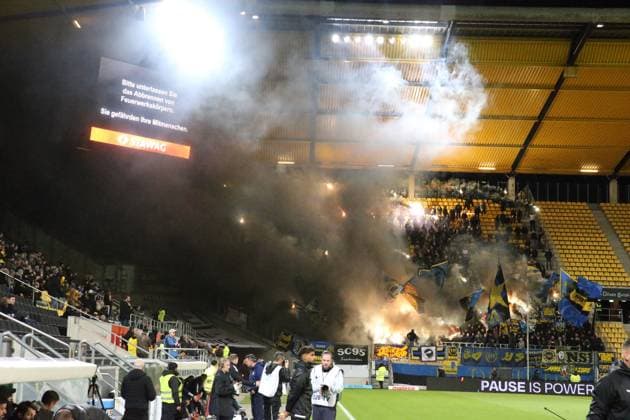02.11.2025, xrekx, Fussball 3.Liga, Alemannia Aachen - 1.FC Saarbrücken v.l. FCS Fans ,Stimmung, Schals, Trikot, Fahne, Banner, Ultras, Zuschauer, Besucher, Choreo, Choreografie, atmosphere, spectators, Visitors (DFL DFB REGULATIONS PROHIBIT ANY USE OF PHOTOGRAPHS as IMAGE SEQUENCES and or QUASI-VIDEO) Aachen