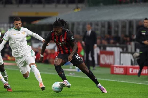 AC Milan v AS Roma - Serie A Rafael Leao of AC Milan is in action during the Serie A match between AC Milan and AS Roma at Giuseppe Meazza Stadium in Milan, Italy, on November 2, 2025. Milan Italy  Copyright: xMattiaxMarteganix originalFilename:martegani-notitle251102_nphaS.jpg