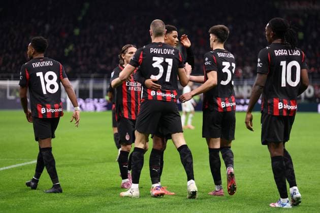 Ac Milan - AS Roma Strahinja Pavlovic of Ac Milan celebrates with his team mates after scoring a goal during the Serie A match beetween Ac Milan and AS Roma at Stadio Giuseppe Meazza on November 2 2025 in Milano, Italy . Milano Stadio Giuseppe Meazza Italy Copyright: xMarcoxCanonierox