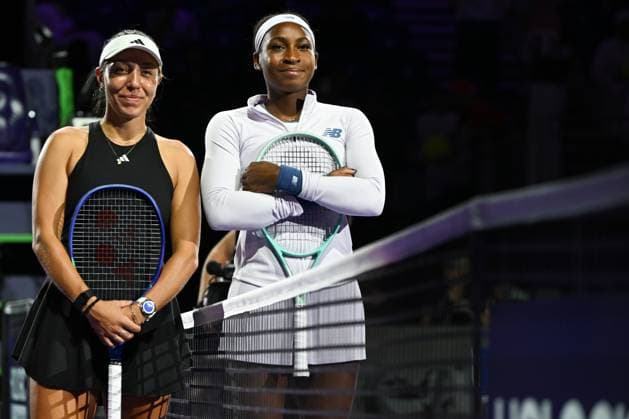 WTA, Tennis Damen Finals 2025 in Riyadh - Day Two RIYADH, SAUDI ARABIA - NOVEMBER 2: Coco Gauff and Jessica Pegula, both of the United States, pose for a photo ahead of their group-stage match on Day 2 of the 2025 WTA Finals, part of the Hologic WTA Tour, at King Saud University Indoor Arena in Riyadh, Saudi Arabia, on November 2, 2025. Artur Widak Anadolu Riyadh Saudi Arabia. Editorial use only. Please get in touch for any other usage.  Copyright: x2025xAnadoluxArturxWidakx