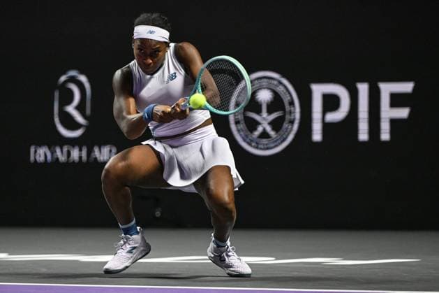 WTA, Tennis Damen Finals 2025 in Riyadh - Day Two RIYADH, SAUDI ARABIA - NOVEMBER 2: Coco Gauff of the United States plays against compatriot Jessica Pegula during their group-stage match on Day 2 of the 2025 WTA Finals, part of the Hologic WTA Tour, at King Saud University Indoor Arena in Riyadh, Saudi Arabia, on November 2, 2025. Artur Widak Anadolu Riyadh Saudi Arabia. Editorial use only. Please get in touch for any other usage.  Copyright: x2025xAnadoluxArturxWidakx