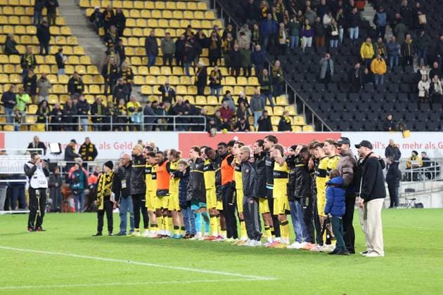 02.11.2025, xrekx, Fussball 3.Liga, Alemannia Aachen - 1.FC Saarbrücken v.l. Alemannia Mannschaft, Spieler, jubeln nach Spielende, Team, Player, celebrate at the end of the match (DFL DFB REGULATIONS PROHIBIT ANY USE OF PHOTOGRAPHS as IMAGE SEQUENCES and or QUASI-VIDEO) Aachen