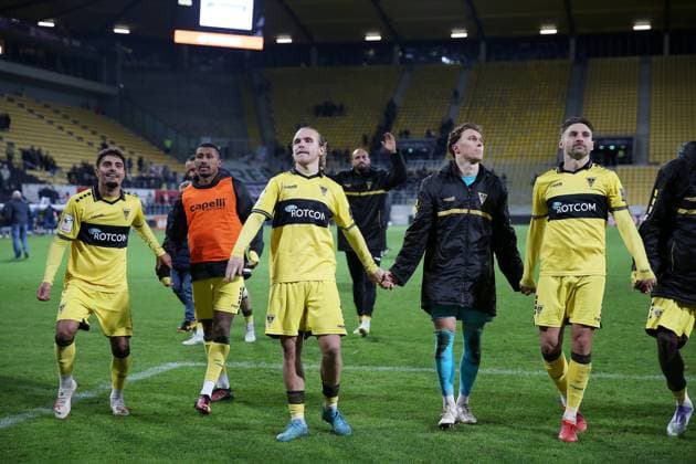 02.11.2025, xrekx, Fussball 3.Liga, Alemannia Aachen - 1.FC Saarbrücken v.l. Alemannia Mannschaft, Spieler, jubeln nach Spielende, Team, Player, celebrate at the end of the match Lars Gindorf (TSV Alemannia Aachen) (DFL DFB REGULATIONS PROHIBIT ANY USE OF PHOTOGRAPHS as IMAGE SEQUENCES and or QUASI-VIDEO) Aachen