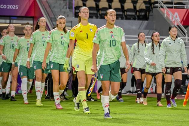 Teams enter the field during the FIFA U-17 Women s World Cup Morocco 2025 quarter-final match between Mexico and Italy in Rabat, Morocco, on November 2, 2025, at the Olympic Stadium  Copyright: xAndreaxAmato IPAxSportx xipa-agency.netx xx IPA_67418308 IPA_Agency_IPA67418308