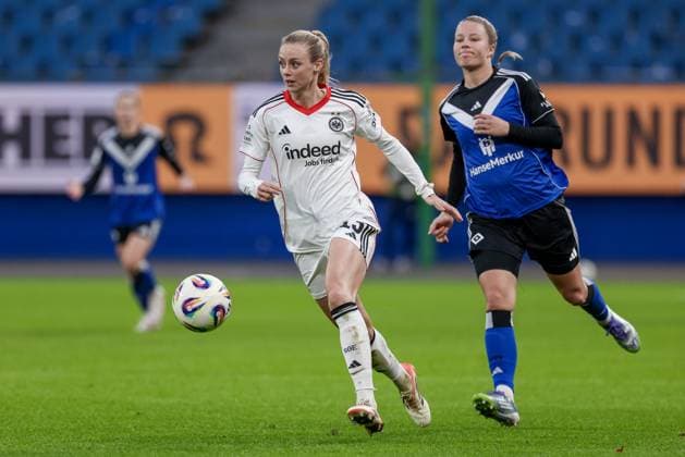 Amanda Ilestedt (Eintracht Frankfurt, 13) am Ball, Einzelbild, Ganzkörper, Aktion, Action, Spielszene, DIE DFB-RICHTLINIEN UNTERSAGEN JEGLICHE NUTZUNG VON FOTOS ALS SEQUENZBILDER UND ODER VIDEOÄHNLICHE FOTOSTRECKEN. DFB REGULATIONS PROHIBIT ANY USE OF PHOTOGRAPHS AS IMAGE SEQUENCES AND OR QUASI-VIDEO., 02.11.2025, Hamburg (Deutschland), Fussball, Google Pixel Frauen-Bundesliga, Hamburger SV - Eintracht Frankfurt