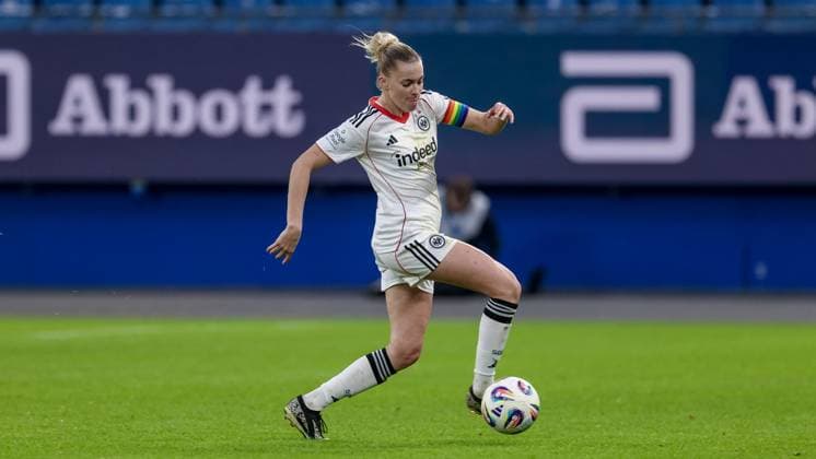 Laura Freigang (Eintracht Frankfurt, 10) am Ball, Freisteller, Einzelbild, Ganzkörper, Aktion, Action, Spielszene, DIE DFB-RICHTLINIEN UNTERSAGEN JEGLICHE NUTZUNG VON FOTOS ALS SEQUENZBILDER UND ODER VIDEOÄHNLICHE FOTOSTRECKEN. DFB REGULATIONS PROHIBIT ANY USE OF PHOTOGRAPHS AS IMAGE SEQUENCES AND OR QUASI-VIDEO., 02.11.2025, Hamburg (Deutschland), Fussball, Google Pixel Frauen-Bundesliga, Hamburger SV - Eintracht Frankfurt
