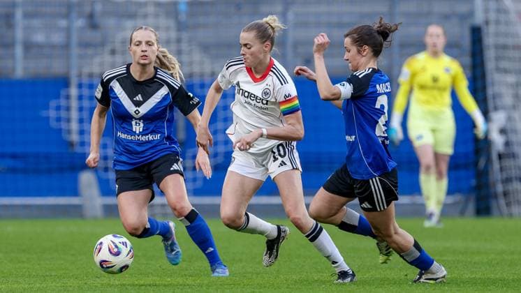 v.li.: Nina Räcke (Hamburger SV, 39), Laura Freigang (Eintracht Frankfurt, 10) und Pauline Machtens (Hamburger SV, 28) im Zweikampf, Duell, Dynamik, Aktion, Action, Spielszene, DIE DFB-RICHTLINIEN UNTERSAGEN JEGLICHE NUTZUNG VON FOTOS ALS SEQUENZBILDER UND ODER VIDEOÄHNLICHE FOTOSTRECKEN. DFB REGULATIONS PROHIBIT ANY USE OF PHOTOGRAPHS AS IMAGE SEQUENCES AND OR QUASI-VIDEO., 02.11.2025, Hamburg (Deutschland), Fussball, Google Pixel Frauen-Bundesliga, Hamburger SV - Eintracht Frankfurt