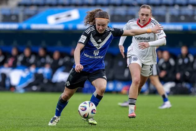 Melanie Brunnthaler (Hamburger SV, 11) beim Torschuss, schießt auf das Tor, am Ball, Aktion, Action, Spielszene,, DIE DFB-RICHTLINIEN UNTERSAGEN JEGLICHE NUTZUNG VON FOTOS ALS SEQUENZBILDER UND ODER VIDEOÄHNLICHE FOTOSTRECKEN. DFB REGULATIONS PROHIBIT ANY USE OF PHOTOGRAPHS AS IMAGE SEQUENCES AND OR QUASI-VIDEO., 02.11.2025, Hamburg (Deutschland), Fussball, Google Pixel Frauen-Bundesliga, Hamburger SV - Eintracht Frankfurt