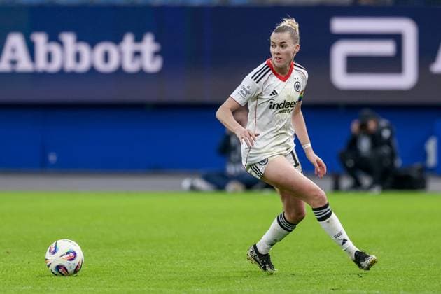 Laura Freigang (Eintracht Frankfurt, 10) am Ball, Freisteller, Einzelbild, Ganzkörper, Aktion, Action, Spielszene, DIE DFB-RICHTLINIEN UNTERSAGEN JEGLICHE NUTZUNG VON FOTOS ALS SEQUENZBILDER UND ODER VIDEOÄHNLICHE FOTOSTRECKEN. DFB REGULATIONS PROHIBIT ANY USE OF PHOTOGRAPHS AS IMAGE SEQUENCES AND OR QUASI-VIDEO., 02.11.2025, Hamburg (Deutschland), Fussball, Google Pixel Frauen-Bundesliga, Hamburger SV - Eintracht Frankfurt