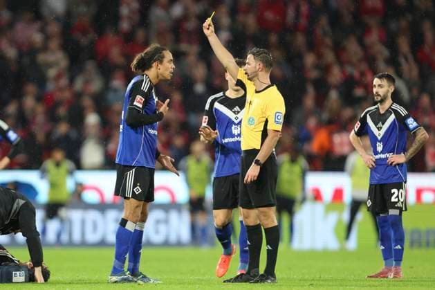 Yussuf Poulsen (Hamburger SV) erhaelt die gelbe Karte waehrend des spiels der Bundesliga zwischen 1. FC Köln und Hamburger SV, RheinEnergieSTADION am 02. November 2025 in Köln, Deutschland. (Foto von Oliver Kaelke DeFodi Images) +++ Yussuf Poulsen (Hamburger SV) gets the yellow card during the Bundesliga match between 1. FC Köln and Hamburger SV at RheinEnergieSTADION on November 2, 2025 in Köln, Germany. (Photo by Oliver Kaelke DeFodi Images) DFL regulations prohibit any use of photographs as image sequences and or quasi-video. (Photo by Oliver Kaelke DeFodi Images) Yussuf Poulsen Hamburger SV erhaelt die gelbe Karte waehrend des spiels der Bundesliga zwischen 1 FC Köln und Hamburger SV, RheinEnergieSTADION am 02 November 2025 in Köln, Germany Photo by Oliver Kaelke DeFodi Images Yussuf Poulsen Hamburger SV gets the yellow card during the Bundesliga match between 1 FC Köln and Hamburger SV at RheinEnergieSTADION on November 2, 2025 in Köln, Germany Photo by Oliver Kaelke DeFodi Images DFL regulations prohibit any use of photographs as image sequences and or quasi video Photo by Oliver Kaelke DeFodi Images