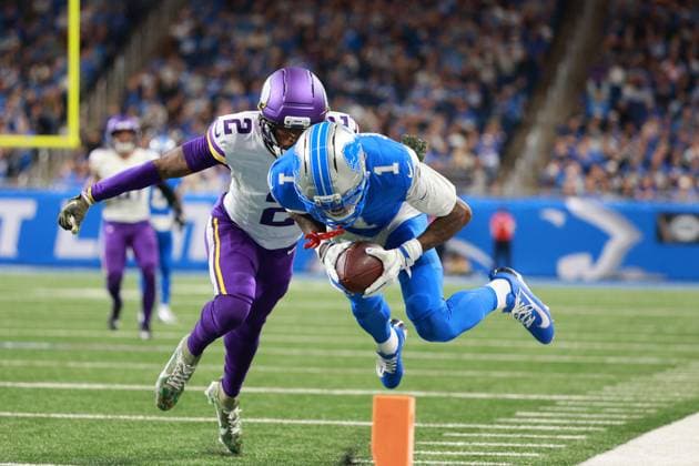 Minnesota Vikings vs Detroit Lions DETROIT,MICHIGAN-NOVEMBER 2: Detroit Lions wide receiver Jameson Williams 1 runs the ball for a touchdown during the second half of an NFL, American Football Herren, USA football game between the Minnesota Vikings and the Detroit Lions in Detroit, Michigan USA, on Sunday, November 2, 2025 Detroit Michigan United States  Copyright: xJorgexLemusx originalFilename:lemus-minnesot251102_np1Yd.jpg