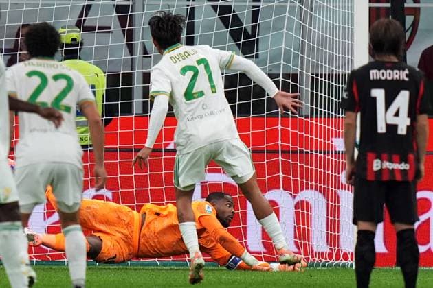 AC Milan s goalkeeper Mike Maignan , Roma s Paulo Dybala , penalty kick during the Serie A soccer match between Milan and Roma at the San Siro Stadium in Milan , north Italy - Sunday , November 02 , 2025. - Soccer .  Copyright: xSpada LaPressex
