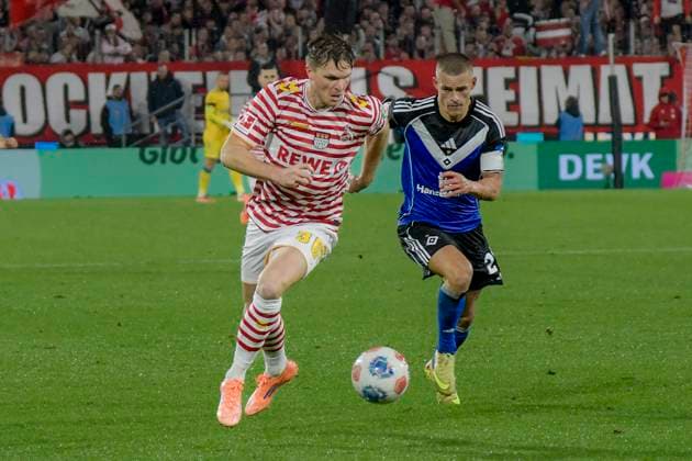 v. li. im Zweikampf Marius Bülter Buelter (Koeln 30) Miro Muheim (Hamburg 28) 02.11.2025 Fussball 1. FC Koeln vs Hamburger SV, Rheinenergiestadion, Koeln, DFB DFL REGULATIONS PROHIBIT ANY USE OF PHOTOGRAPHS AS IMAGE SEQUENCES AND OR QUASI-VIDEO