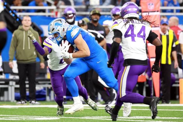 Chicago Bears vs Detroit Lions DETROIT,MICHIGAN-November2: Tight end Sam LaPorta (87) of the Detroit Lions carries the ball during an NFL, American Football Herren, USA football game between the Minnesota Vikings and the Detroit Lions in Detroit, Michigan USA, on Sunday, November 2, 2025. Detroit Michigan United States  Copyright: xAmyxLemusx originalFilename:lemus-chicagob251102_npO3u.jpg