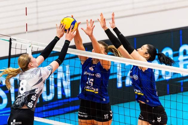 02.11.2025, GER, Volleyball, Frauen, 1.BL, Hauptrunde, Saison 25 26, Schwarz-Weiss Erfurt - Allianz MTV Stuttgart Lea Feistritzer (Schwarz-Weiss Erfurt), Melani Shaffmaster (Allianz MTV Stuttgart) 99089 Erfurt Sporthalle Sportanlage Rieths Thüringen Deutschland