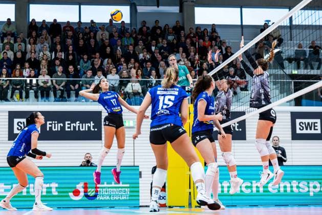 02.11.2025, GER, Volleyball, Frauen, 1.BL, Hauptrunde, Saison 25 26, Schwarz-Weiss Erfurt - Allianz MTV Stuttgart Julia De Paula Viana (Allianz MTV Stuttgart) 99089 Erfurt Sporthalle Sportanlage Rieths Thüringen Deutschland