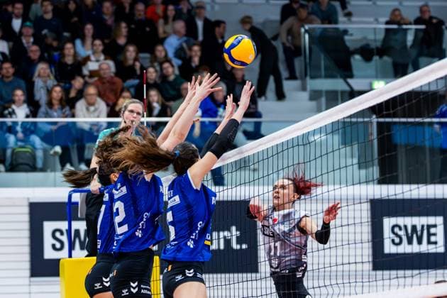02.11.2025, GER, Volleyball, Frauen, 1.BL, Hauptrunde, Saison 25 26, Schwarz-Weiss Erfurt - Allianz MTV Stuttgart Isabel Kovacic (Schwarz-Weiss Erfurt), Julia De Paula Viana (Allianz MTV Stuttgart), Lucia Varela (Allianz MTV Stuttgart), Lydia Grote (Allianz MTV Stuttgart) 99089 Erfurt Sporthalle Sportanlage Rieths Thüringen Deutschland