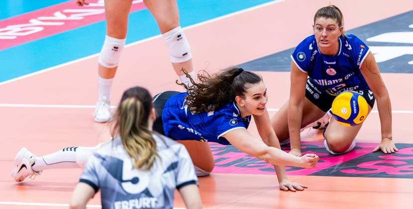 02.11.2025, GER, Volleyball, Frauen, 1.BL, Hauptrunde, Saison 25 26, Schwarz-Weiss Erfurt - Allianz MTV Stuttgart Melani Shaffmaster (Allianz MTV Stuttgart), Lucia Varela (Allianz MTV Stuttgart) 99089 Erfurt Sporthalle Sportanlage Rieths Thüringen Deutschland