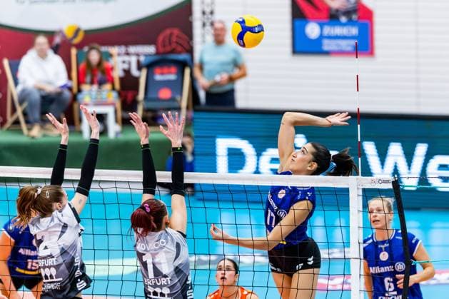 02.11.2025, GER, Volleyball, Frauen, 1.BL, Hauptrunde, Saison 25 26, Schwarz-Weiss Erfurt - Allianz MTV Stuttgart Julia De Paula Viana (Allianz MTV Stuttgart), Elizabeth Sandbothe (Schwarz-Weiss Erfurt), Isabel Kovacic (Schwarz-Weiss Erfurt) 99089 Erfurt Sporthalle Sportanlage Rieths Thüringen Deutschland