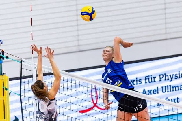 02.11.2025, GER, Volleyball, Frauen, 1.BL, Hauptrunde, Saison 25 26, Schwarz-Weiss Erfurt - Allianz MTV Stuttgart Pauline Martin (Allianz MTV Stuttgart), Kinga Szuecs (Schwarz-Weiss Erfurt) 99089 Erfurt Sporthalle Sportanlage Rieths Thüringen Deutschland