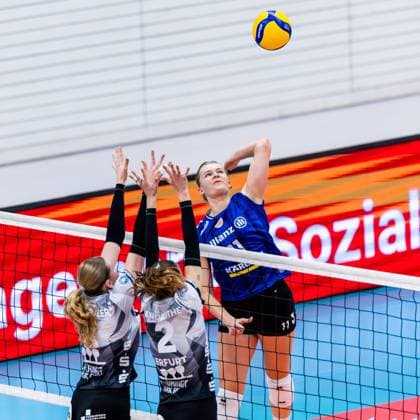 02.11.2025, GER, Volleyball, Frauen, 1.BL, Hauptrunde, Saison 25 26, Schwarz-Weiss Erfurt - Allianz MTV Stuttgart Pauline Martin (Allianz MTV Stuttgart), Elizabeth Sandbothe (Schwarz-Weiss Erfurt) 99089 Erfurt Sporthalle Sportanlage Rieths Thüringen Deutschland