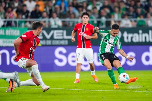 November 2, 2025, Sevilla, Sevilla, SPAIN: Antony Dos Santos of Real Betis shoots for goal during the Spanish league, LaLiga EA Sports, football match played between Real Betis and RCD Mallorca at La Cartuja stadium on November 2, 2025, in Sevilla, Spain. Sevilla SPAIN - ZUMAa181 20251102_zaa_a181_255 Copyright: xJoaquinxCorcherox