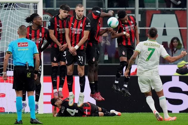 AC Milan s Fikayo Tomori penalty kick foul during the Serie A soccer match between Milan and Roma at the San Siro Stadium in Milan , north Italy - Sunday , November 02 , 2025. - Soccer .  Copyright: xSpada LaPressex