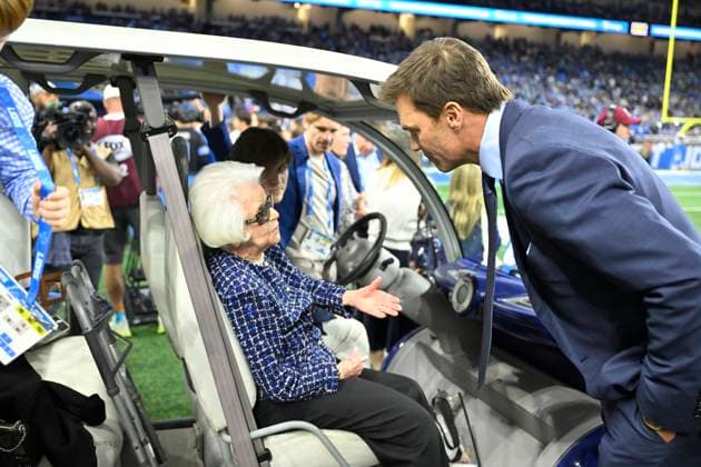 DETROIT, MI - NOVEMBER 02: Fox Analyst Tom Brady talks with former Detroit Lions owner Martha Firestone Ford before the game between Minnesota Vikings and Detroit Lions on November 2, 2025 at Ford Field in Detroit, MI ( CSM) Detroit United States - ZUMAc04_ 20251102_zma_c04_047 Copyright: xAllanxDranbergx