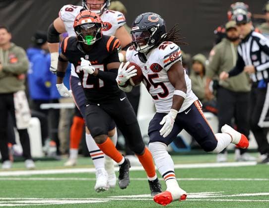 Chicago Bears running back Kyle Monangai (25) runs the football past Cincinnati Bengals Jordan Battles (27) during the second half of play at Paycor Stadium on Sunday, November 2, 2025 in Cincinnati, Ohio.  KYP20251102034 JOHNxSOMMERSxII