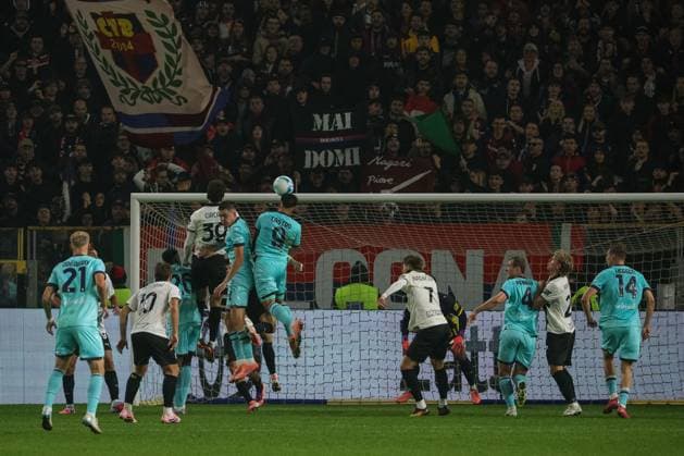 Header of Bologna s Santiago Castro during Parma Calcio vs Bologna FC, Italian soccer Serie A match in Parma, Italy, November 02 2025  Copyright: xLorenzoxCattani IPAxSportx xipa-agency.netx xx IPA_67422050 IPA_Agency_IPA67422050