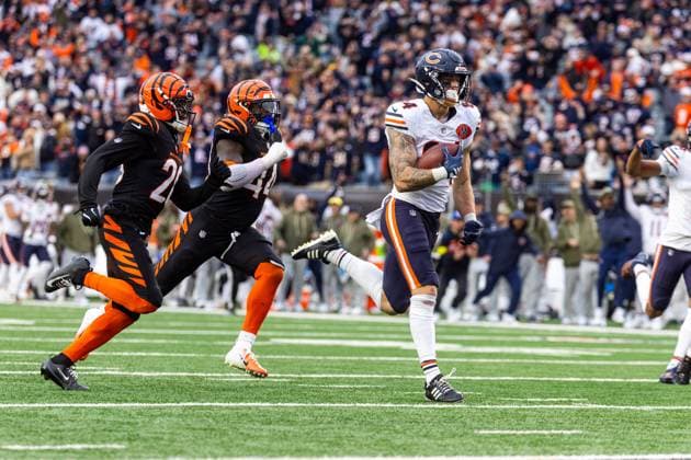November 02, 2025: Chicago Bears tight end Colston Loveland (84) runs with the ball after the catch for the game winning touchdown during NFL, American Football Herren, USA game action against the Cincinnati Bengals at Paycor Stadium in Cincinnati, Ohio. CSM Cincinnati United States of America - ZUMAc04_ 20251102_zma_c04_068 Copyright: xJohnxMersitsx