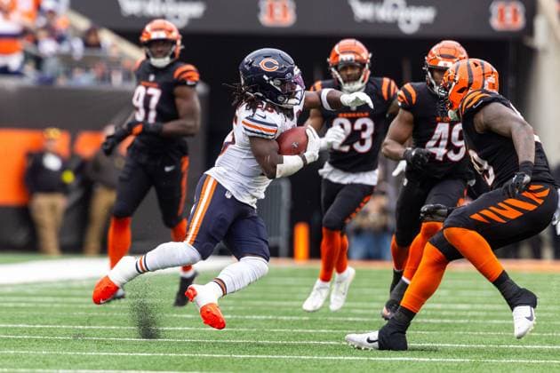 November 02, 2025: Chicago Bears running back Kyle Monangai (25) runs with the ball during NFL, American Football Herren, USA game action against the Cincinnati Bengals at Paycor Stadium in Cincinnati, Ohio. CSM Cincinnati United States of America - ZUMAc04_ 20251102_zma_c04_083 Copyright: xJohnxMersitsx